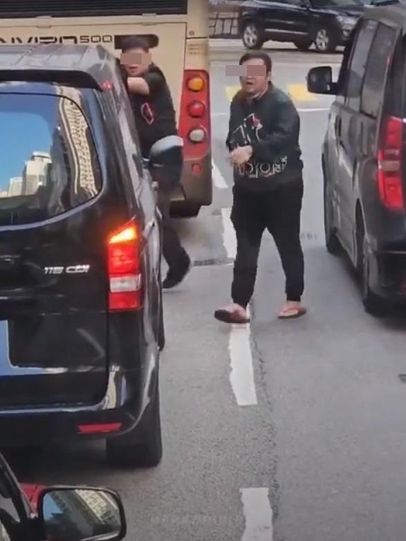 車Cam直擊|「踢拖」的司機憤然下車喝罵兩人。(網片截圖)