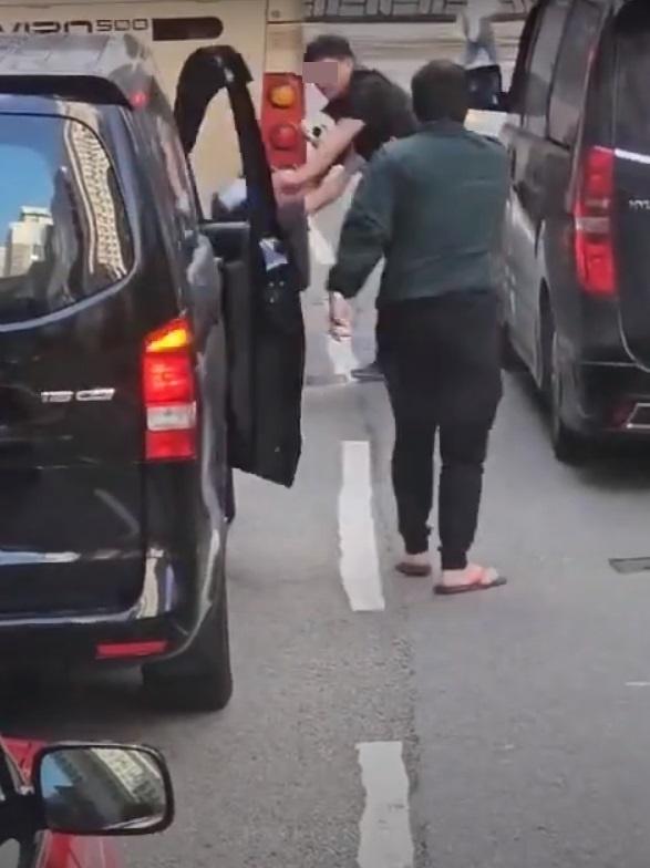 車Cam直擊|「踢拖」的司機憤然下車喝罵兩人。(網片截圖)