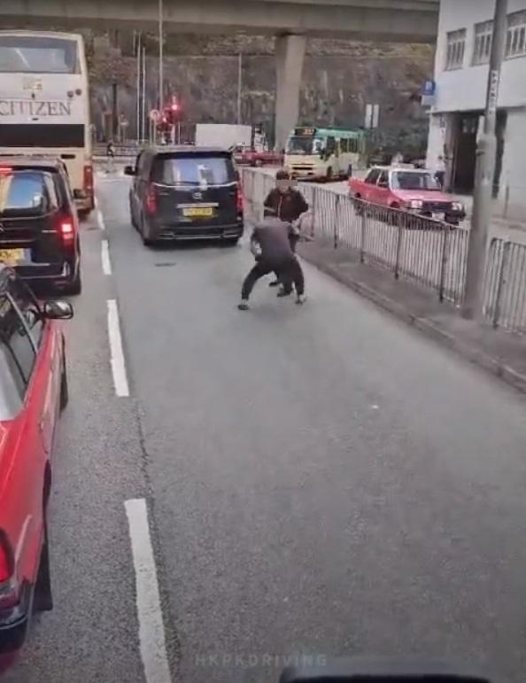 車Cam直擊|灰衣男低頭閃避對方出拳。(網片截圖)