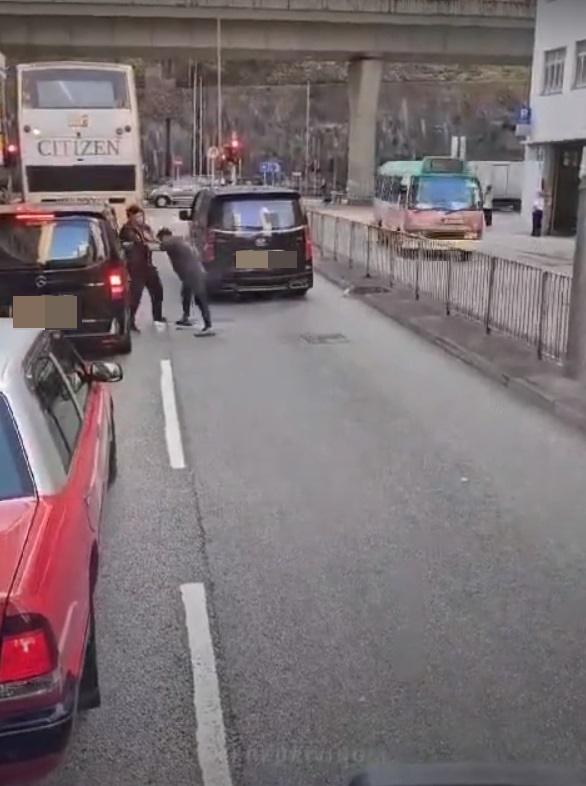 車Cam直擊|兩名男子在荃灣沙咀道MMA被捕。(網片截圖)