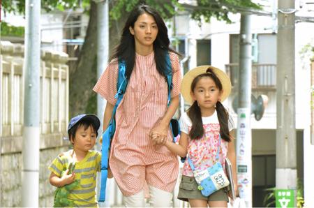 坂元裕二非常擅寫這類女性媽媽當自強的作品,他在2010年寫下的《MOTHER》便成為日劇界的經典作品,《WOMAN》可視為以母性為題材的同系類型的延伸作。