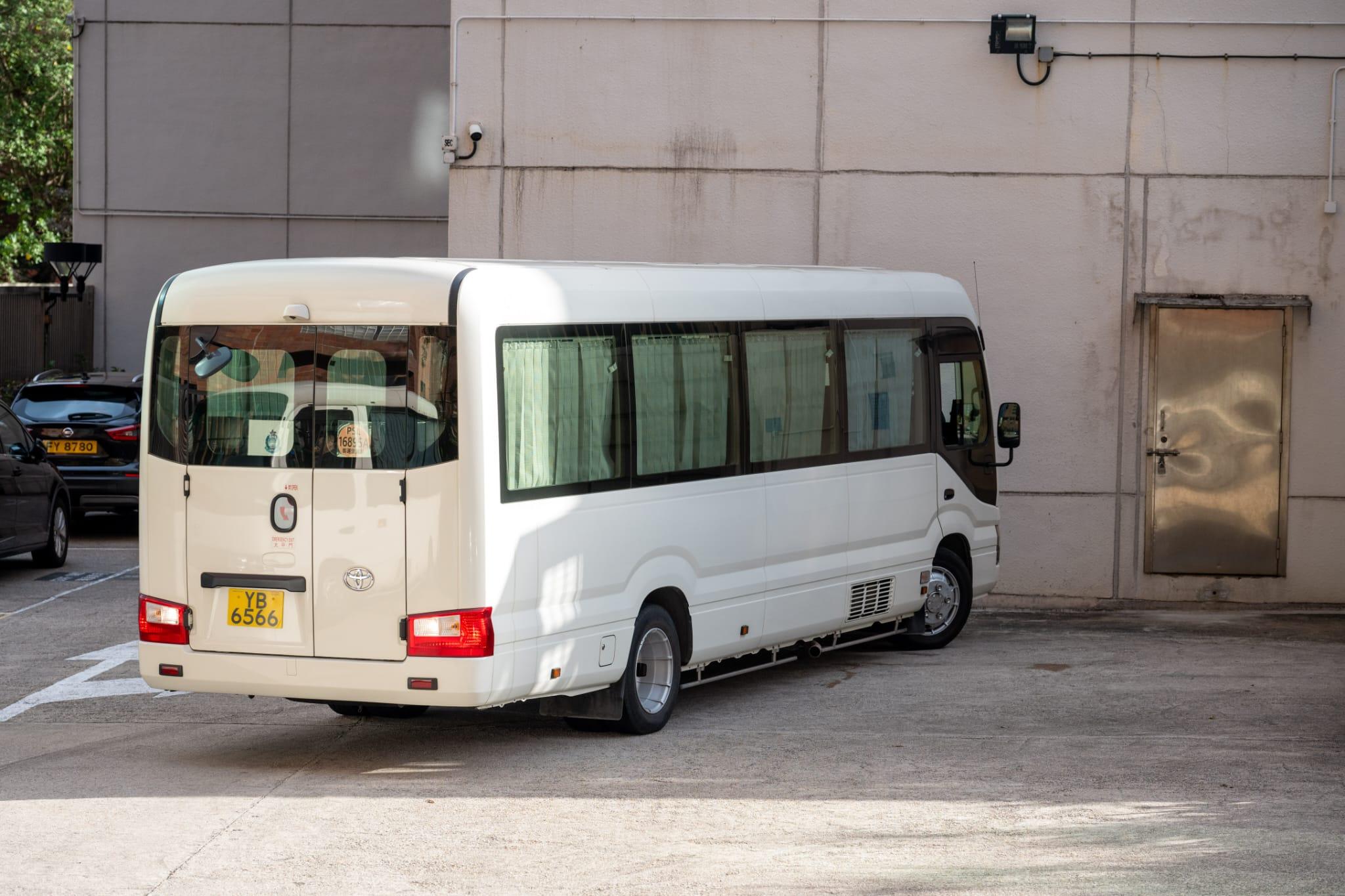 73歲藝人李龍基的36歲未婚妻王青霞(Chris)涉在港逾期居留,今日(20日)在沙田裁判法院提堂,今早三輛入境處車輛先後抵達法院。(陳奕釗攝)