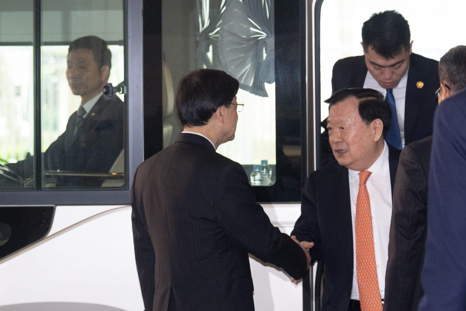 夏龍寶今早到訪政府總部,特首李家超等多名官員在場迎接。(林靄怡攝)