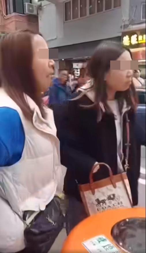 網上熱話|兩名揹牌袋的女子罵清潔工,惹來途人喝斥。(網片截圖)