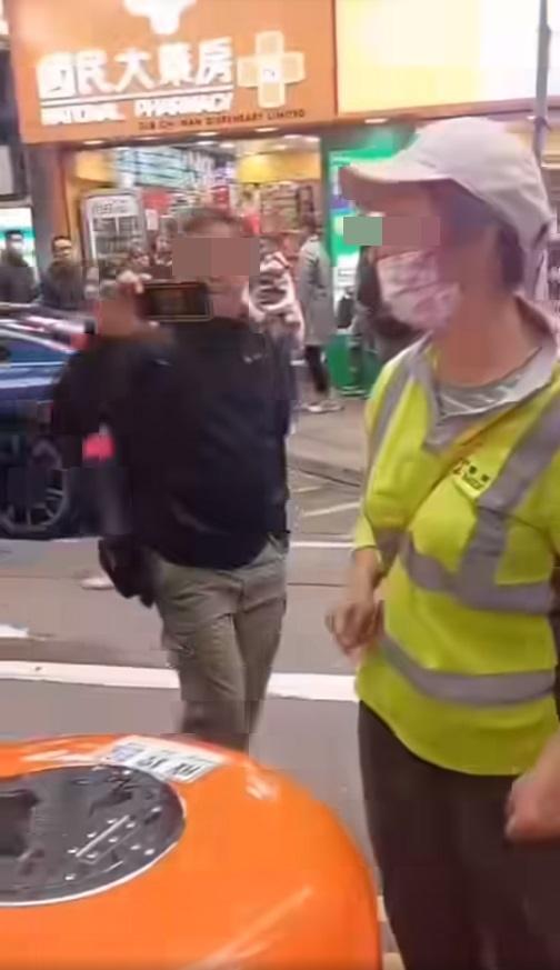 網上熱話|兩名揹牌袋的女子罵清潔工,惹來途人喝斥。(網片截圖)