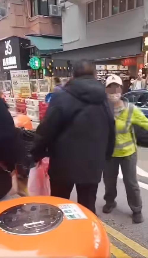 網上熱話|兩名揹牌袋的女子罵清潔工,惹來途人喝斥。(網片截圖)