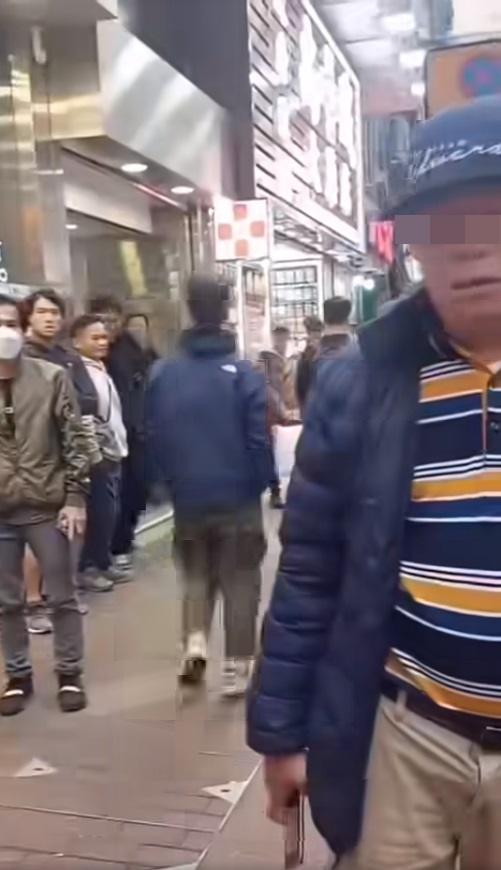 網上熱話|兩名揹牌袋的女子罵清潔工,惹來途人喝斥。(網片截圖)