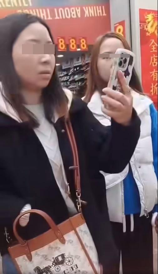 網上熱話|兩名揹牌袋的女子罵清潔工,惹來途人喝斥。(網片截圖)