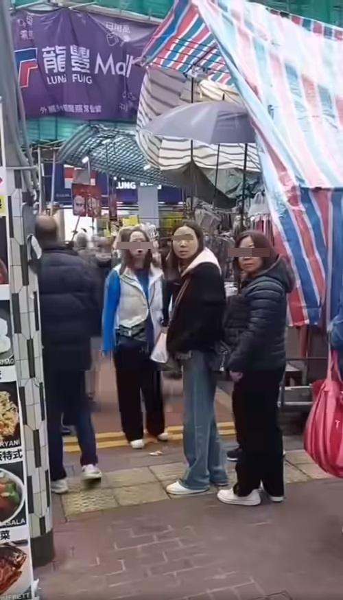 網上熱話|兩名揹牌袋的女子罵清潔工,惹來途人喝斥。(網片截圖)