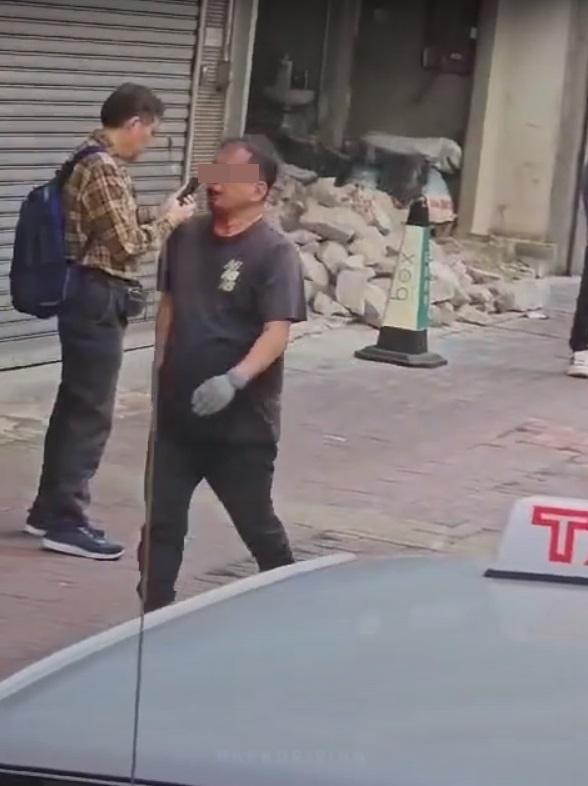 車Cam直擊|灰衣男一臉血跡返回行人路離去。(網片截圖)