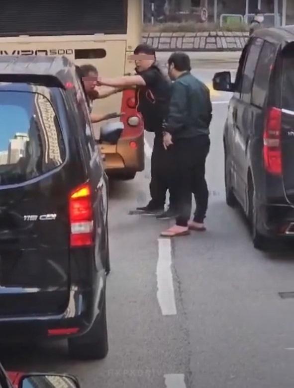 車Cam直擊|「踢拖」的司機憤然下車喝罵兩人。(網片截圖)