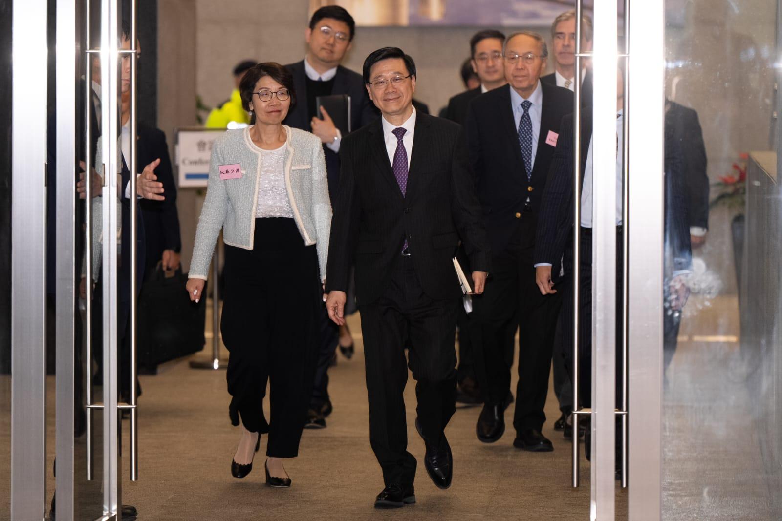 李家超在會後見傳媒,指中央重視香港國際城市地位,及對對香港光明前景充滿信心。(林靄怡攝)