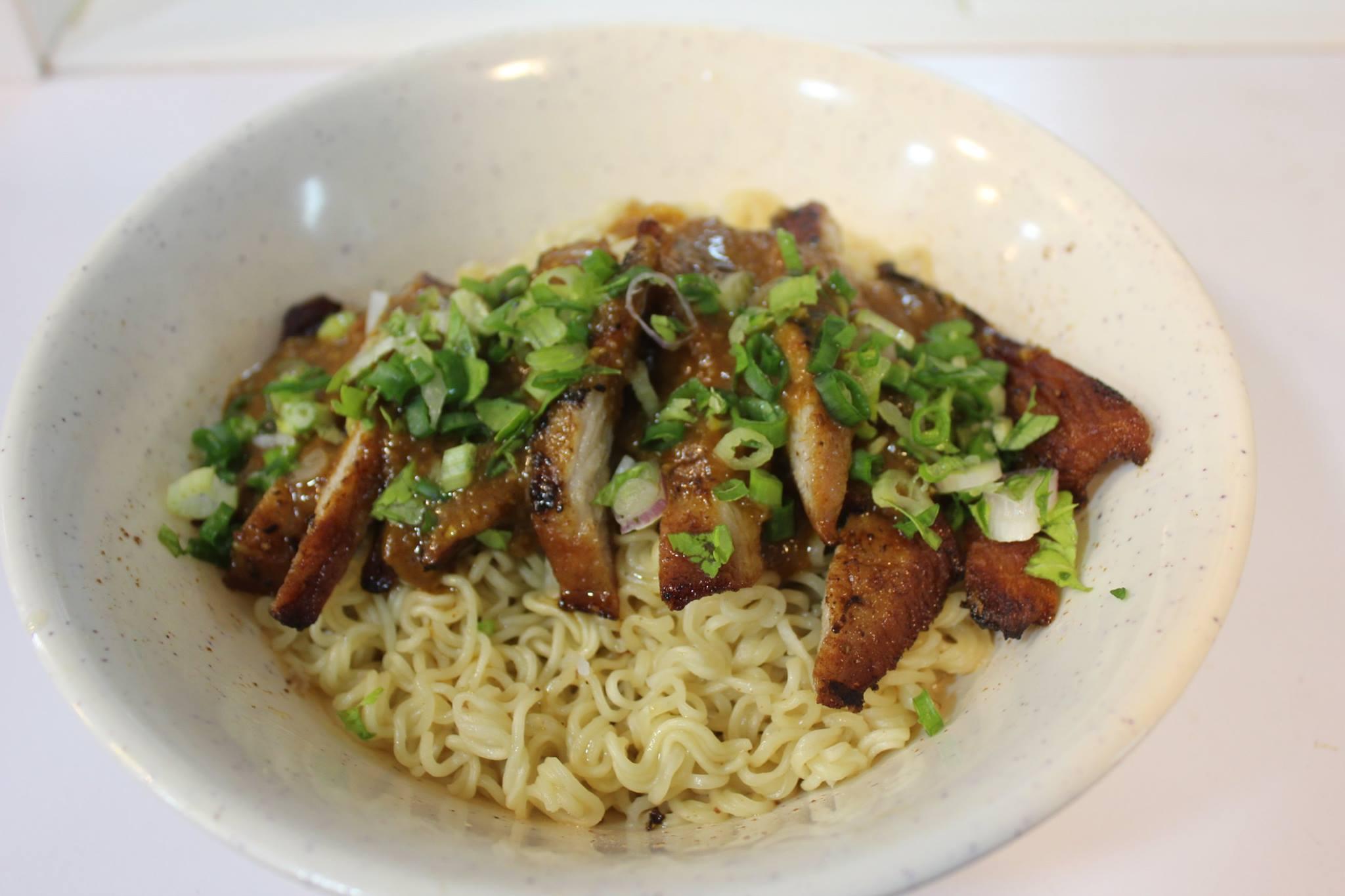 兩三碗車仔麵—慈雲山名物。(兩三碗車仔麵fb)