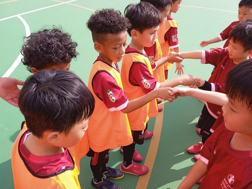 智愷在課堂上認識了很多新的朋友,相信足球場上豐富多彩而富教益的經歷將有助智愷學習積極面對人與事的正面態度。