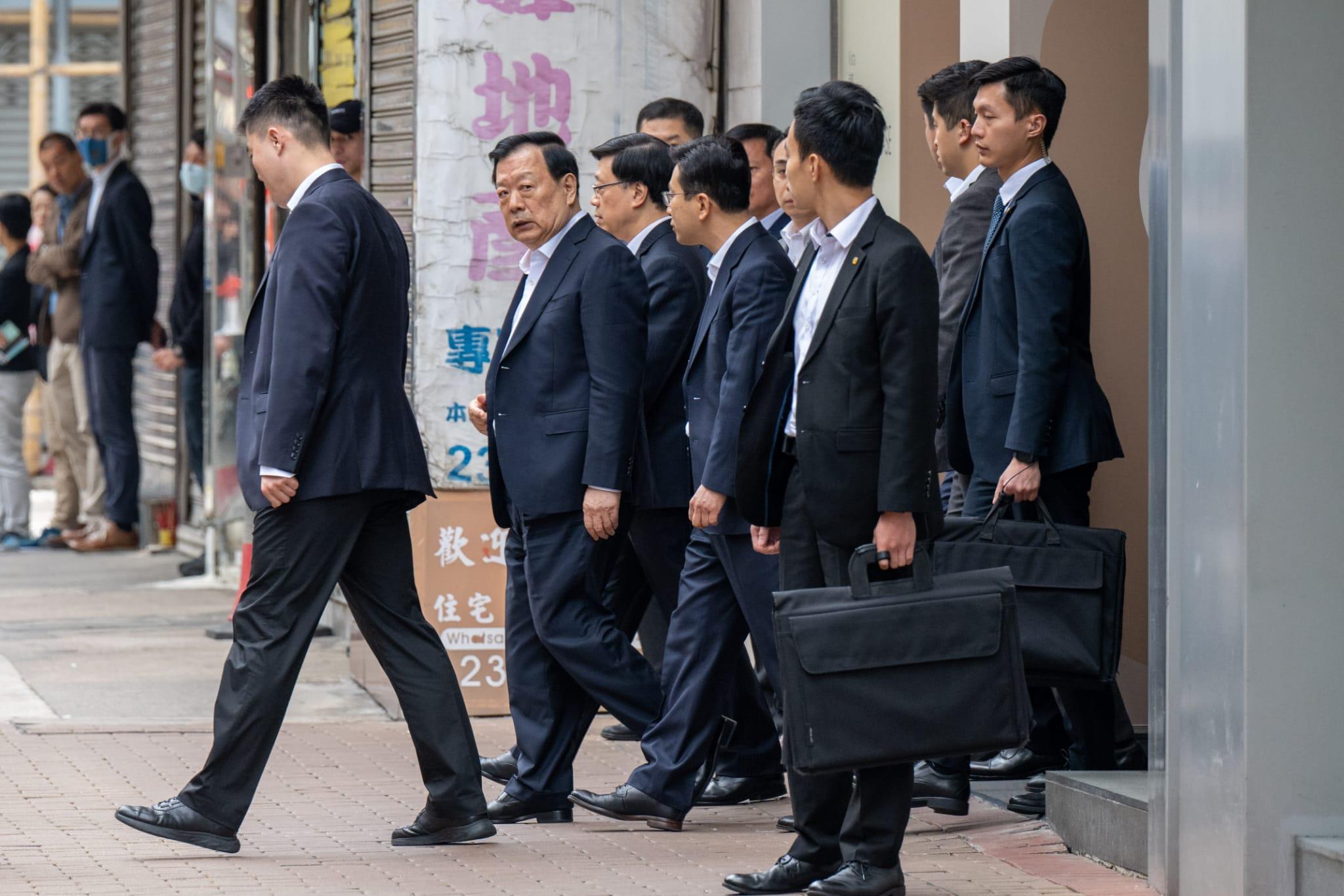 夏寶龍到深水埗海峯家訪。(陳奕釗攝)
