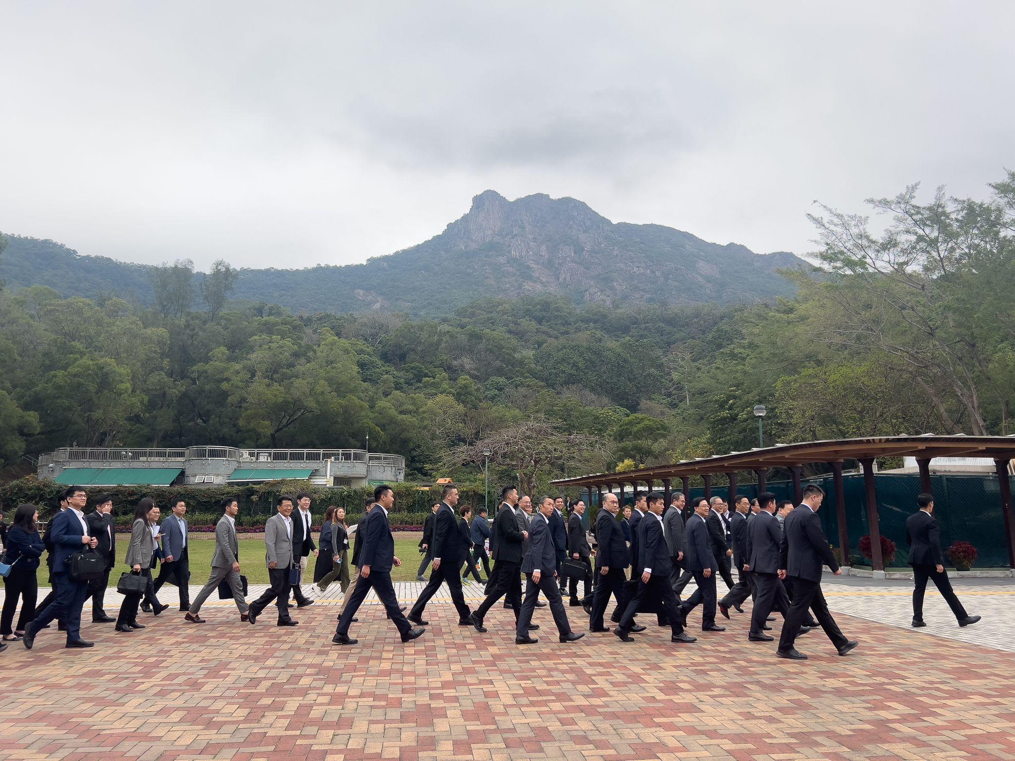 夏寶龍訪港第3日,下午在特首李家超陪同下參觀郊野公園。(林靄怡攝)