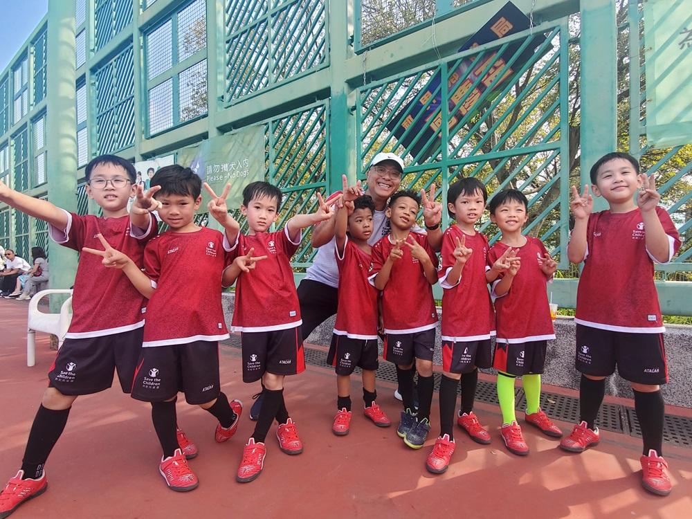 智愷在課堂上認識了很多新的朋友,相信足球場上豐富多彩而富教益的經歷將有助智愷學習積極面對人與事的正面態度。