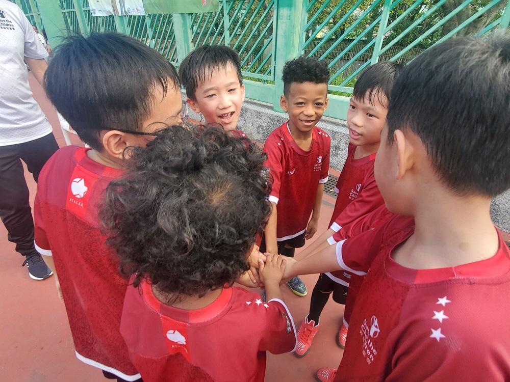 智愷在課堂上認識了很多新的朋友,相信足球場上豐富多彩而富教益的經歷將有助智愷學習積極面對人與事的正面態度。