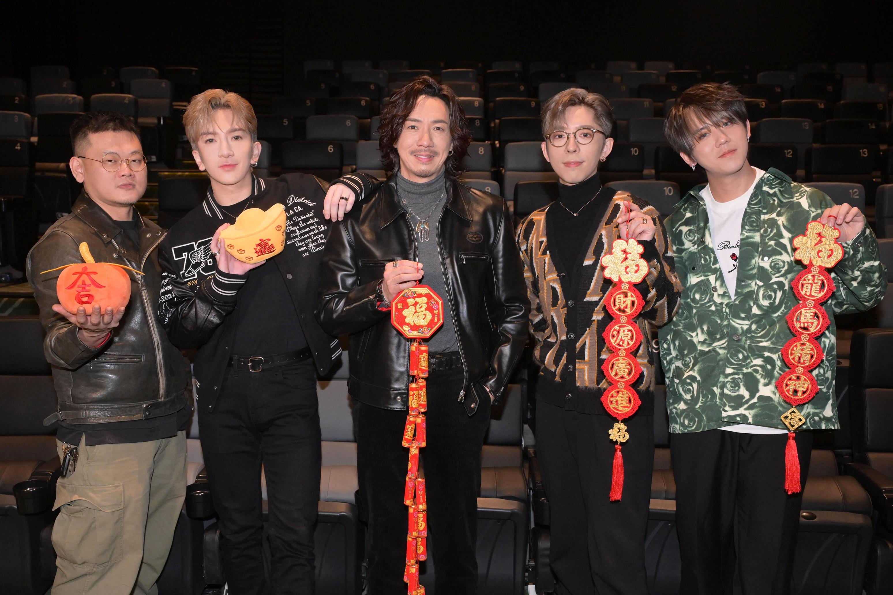 張繼聰、白只、Edan、Anson Lo和姜濤齊齊跟讀者拜年。