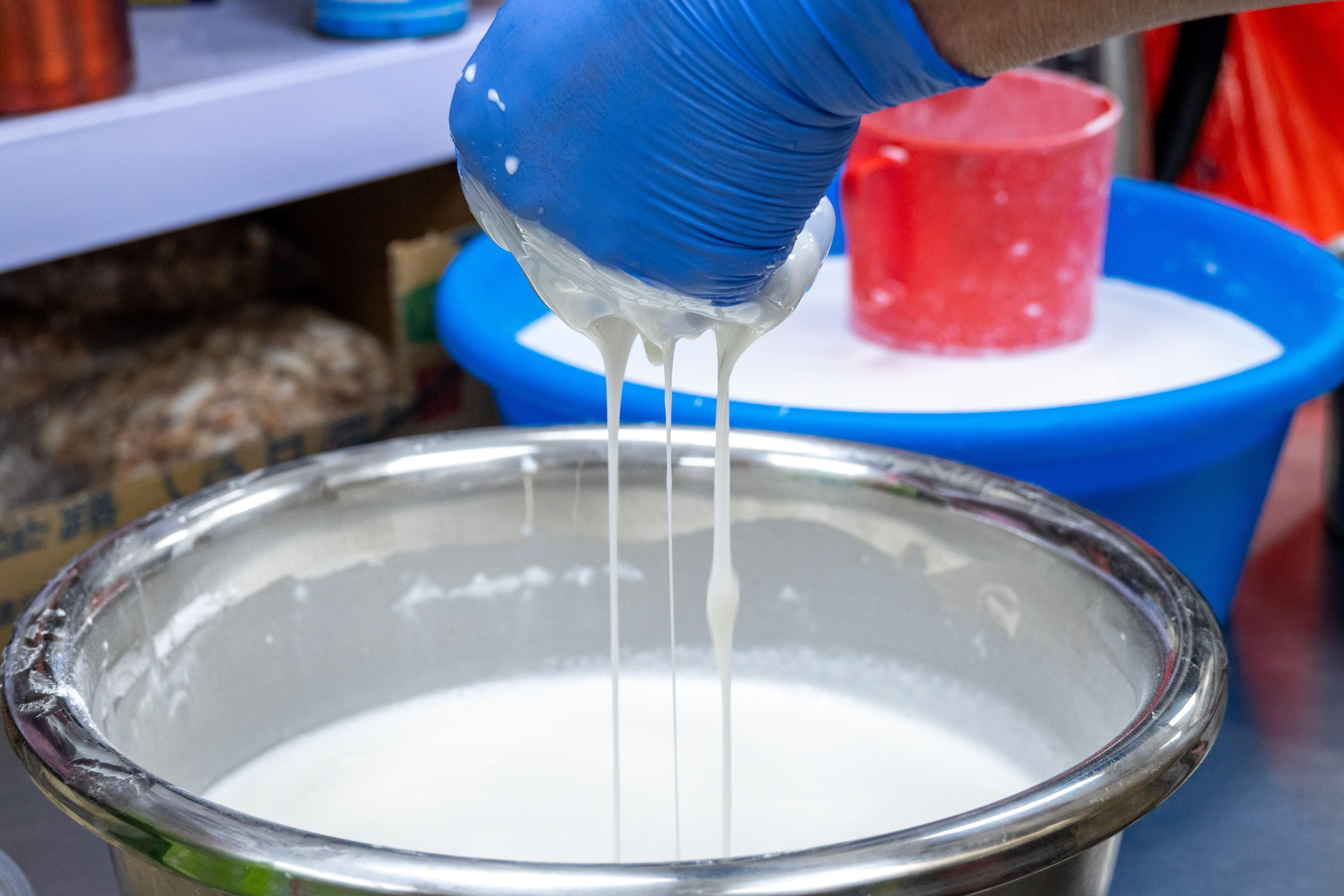 年糕的粉漿是否細膩,便全靠曾生豐有經驗的一雙手。(攝影:陳奕釗)