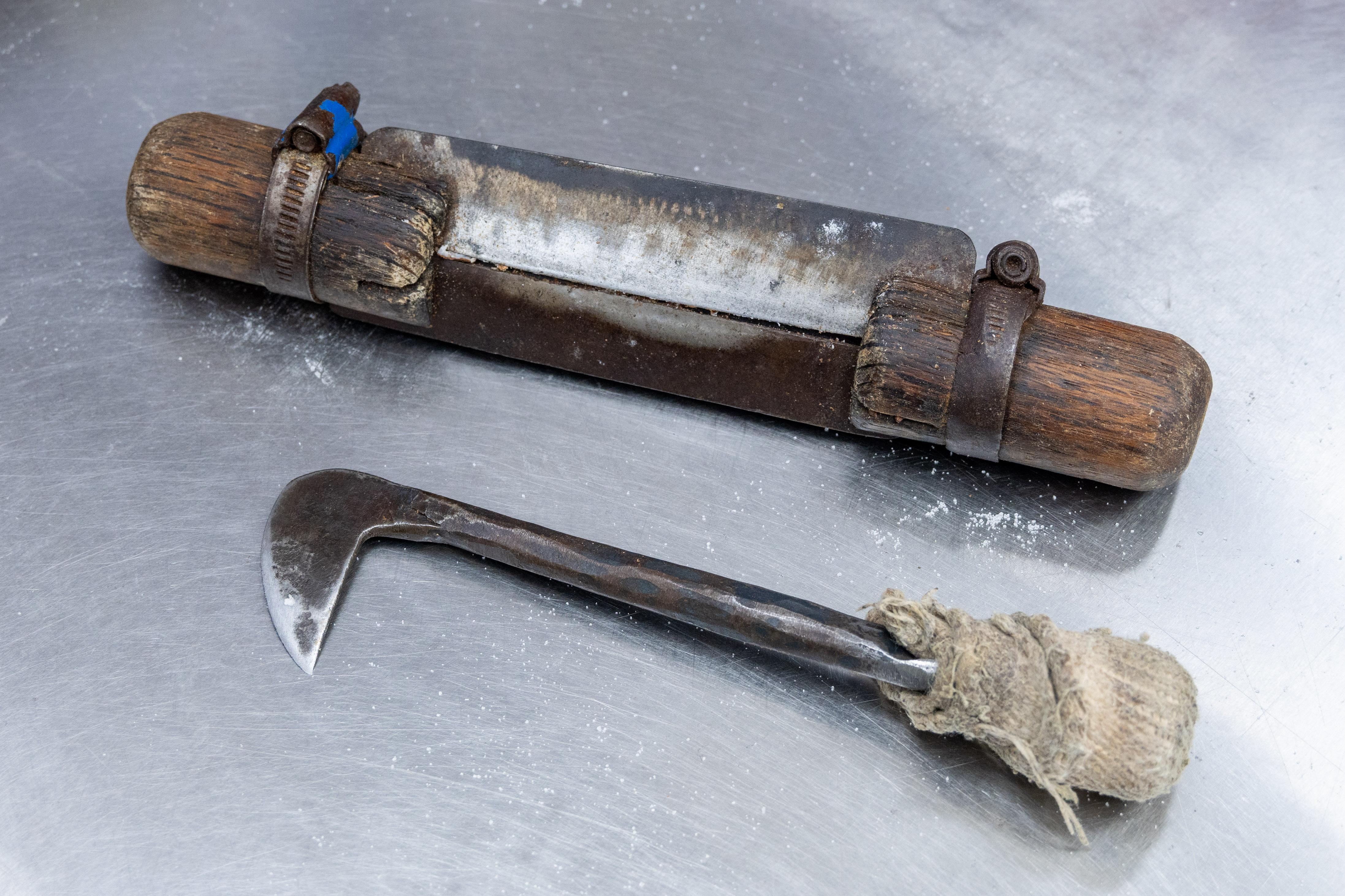 開椰子的工具亦陪伴曾生多年,上方的去皮器更是他自製的。(攝影:陳奕釗)