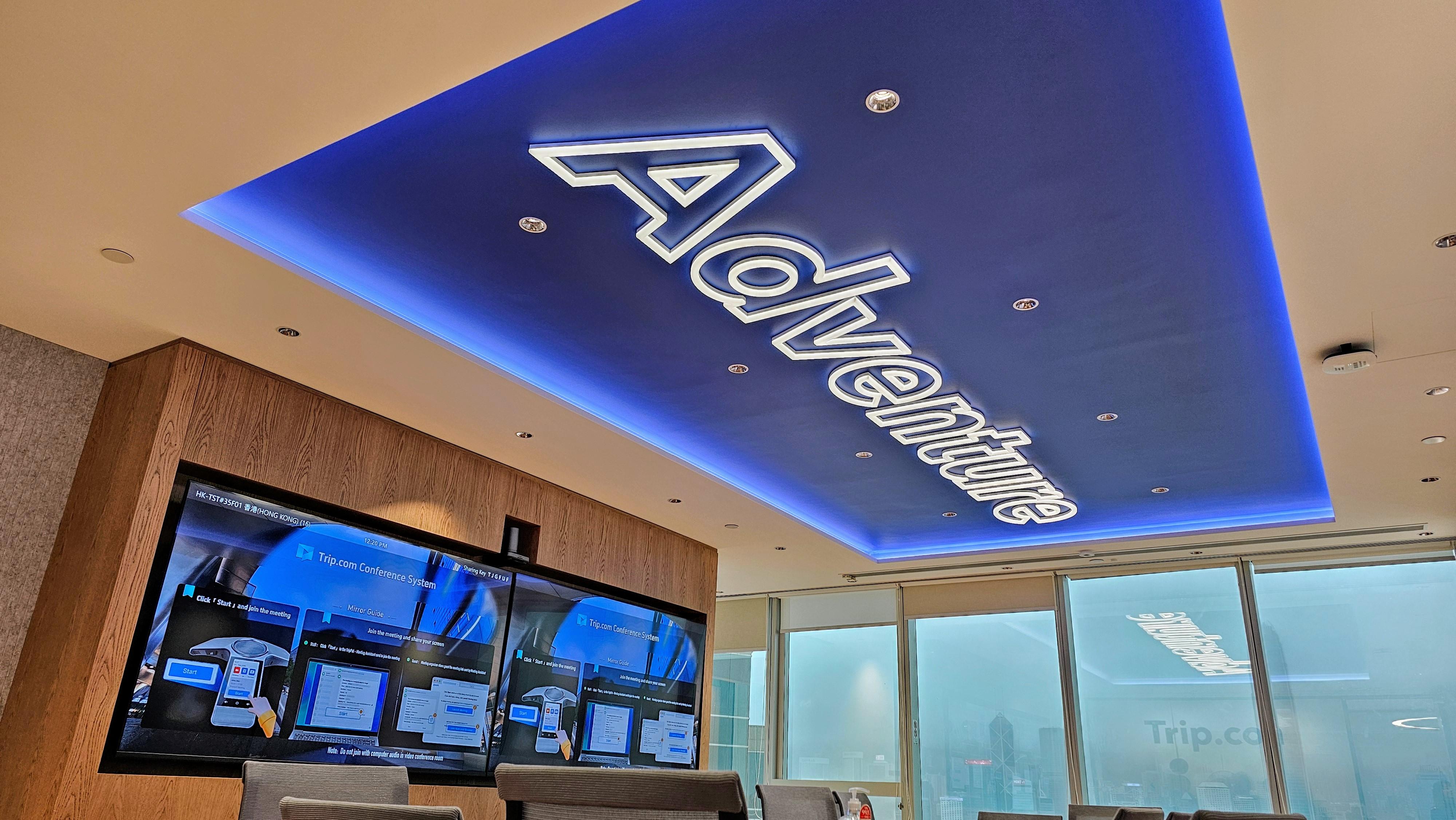 兩間大型會議室,於天花分別設計成Adventure與Trip.com的字樣。