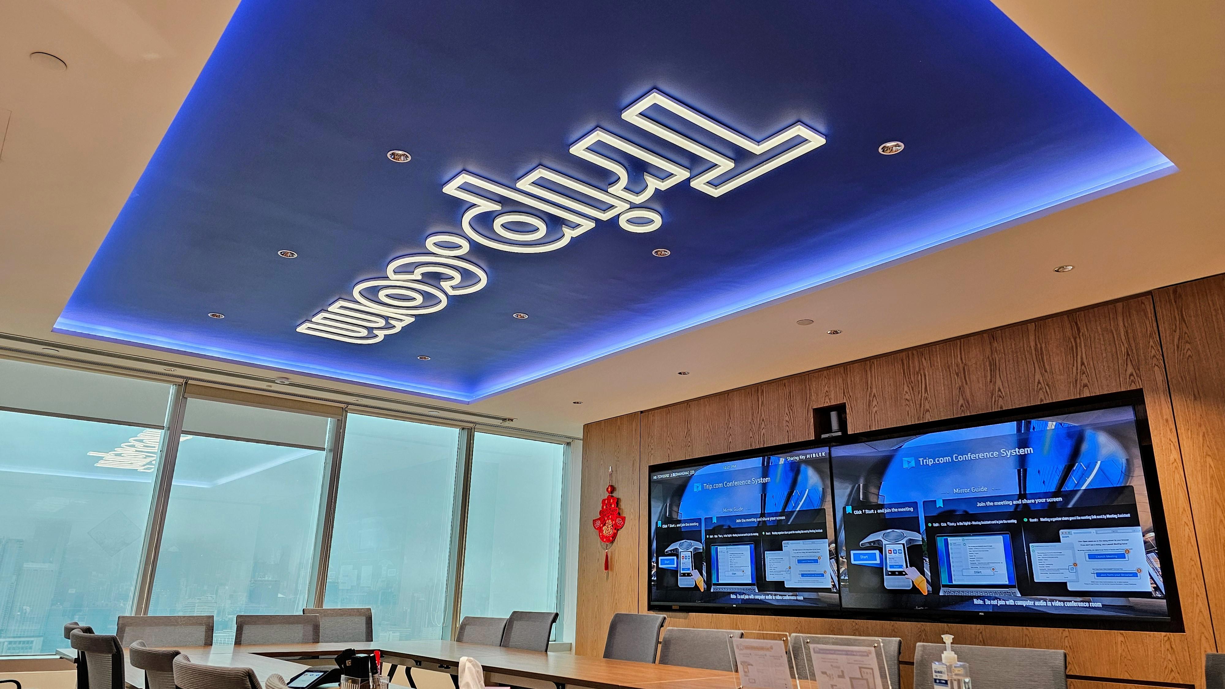 兩間大型會議室,於天花分別設計成Adventure與Trip.com的字樣。