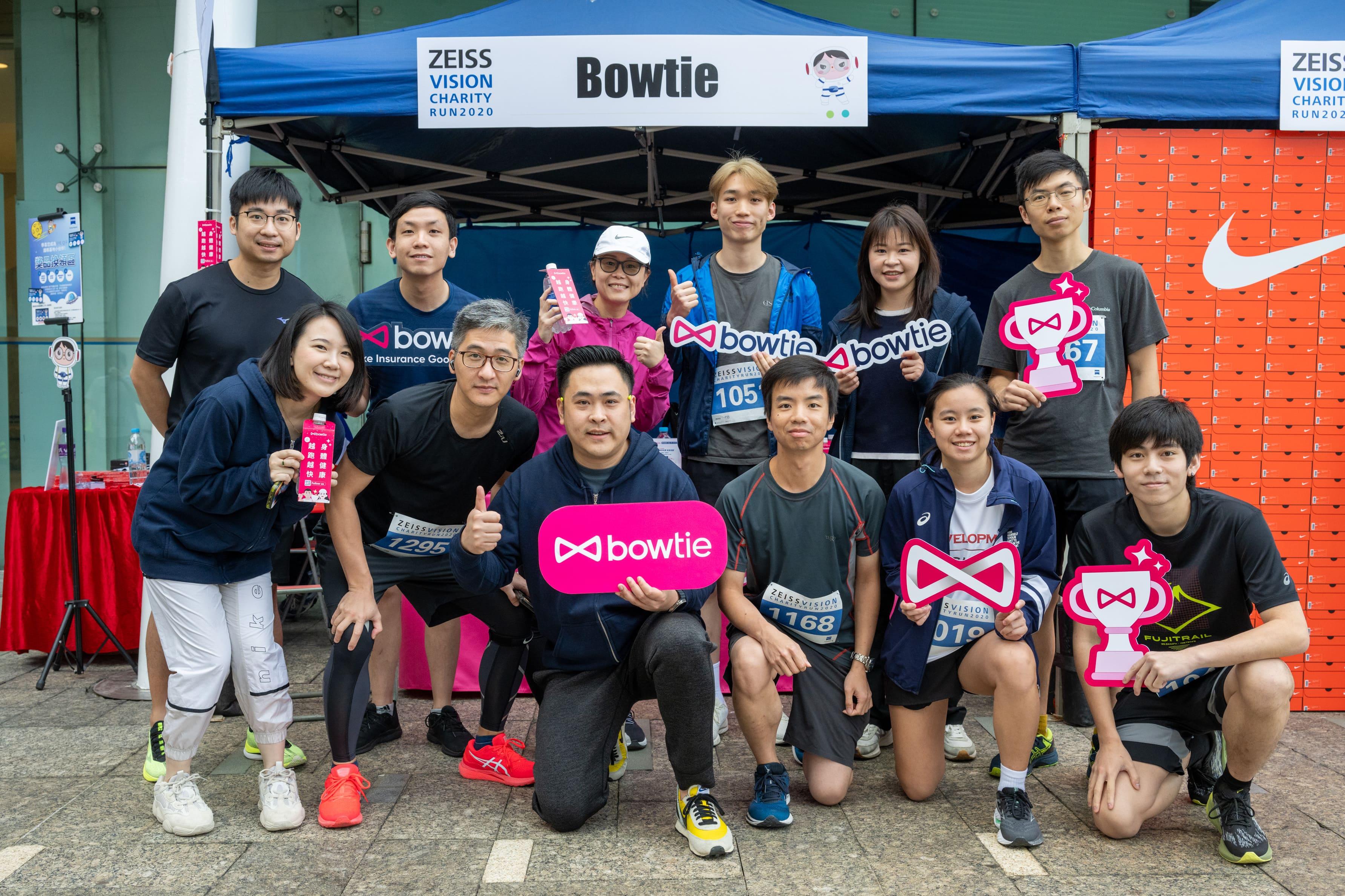 Bowtie企業醫療與健康總監岑俊威先生(第一行左三)認為預防近視亦是重要一環,故此鼓勵父母定期為孩子做全面的眼睛檢查。