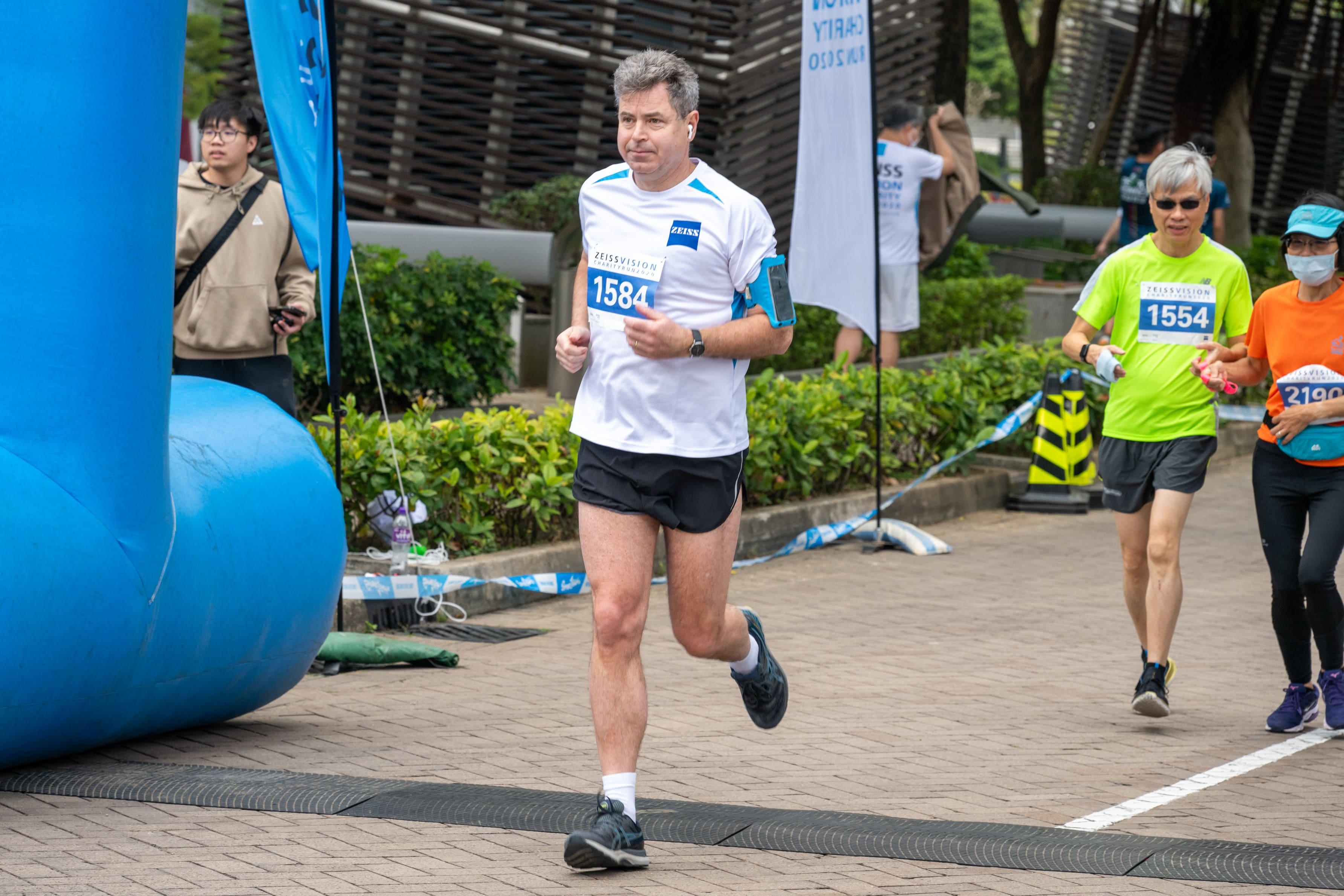 蔡司大中華區總裁兼首席執行官Mr. Maximilian Foerst和蔡司亞太區視光護理總監Mr. Vincent Mathieu更以身體力行分別參與10和3公里個人賽為個健兒打氣。