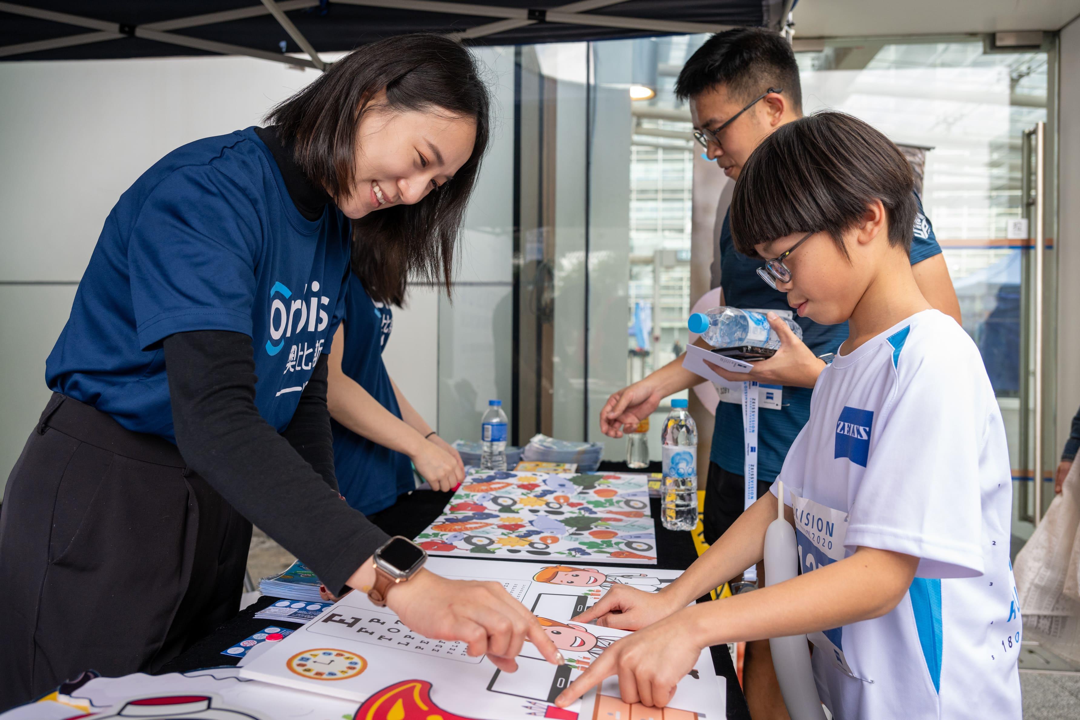 同場亦設有不少宣傳護眼資訊的遊戲攤位,讓大家從遊戲當中加深了解眼睛健康的基本認識,藉此傳遞正確護眼資訊。