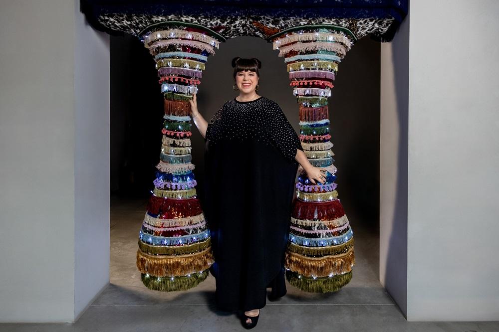 Vasconcelos所使用的織布及紡織技術標誌著傳統女性所代表的領域,例如縫紉、編織、鉤針編織等,「Enchanted Forest」與Vasconcelos一貫的創作概念互相呼應。