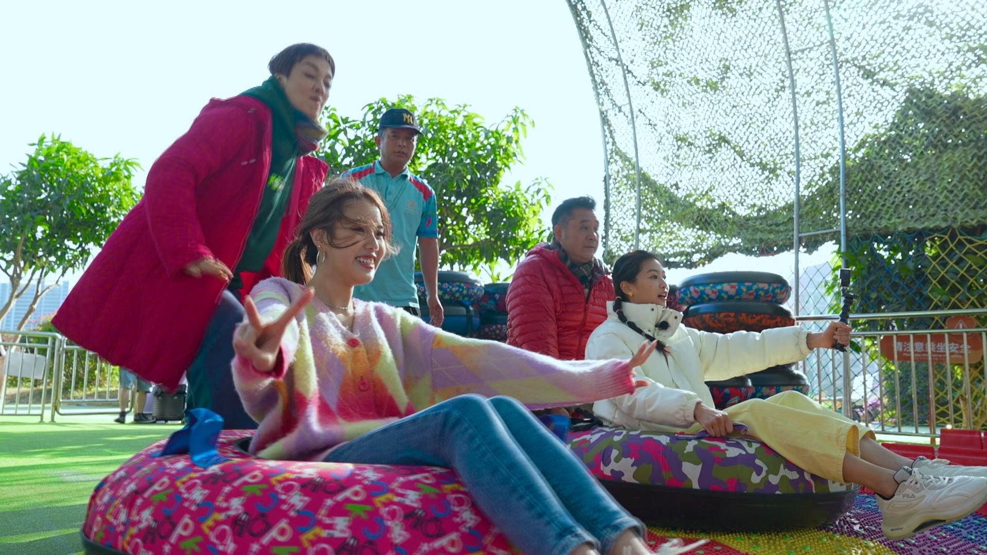 彩虹滑道緊張又刺激,睇郭柏妍個樣就知幾好玩!