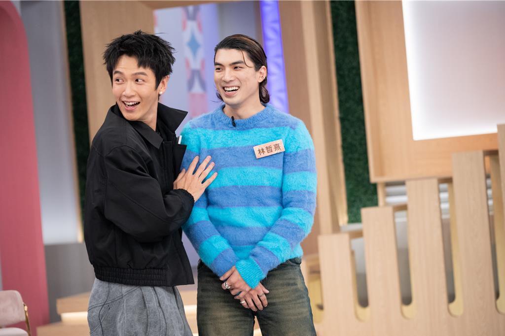 柯震東與林哲熹被小S要求上演男男接吻,嚇得二人不知所措。