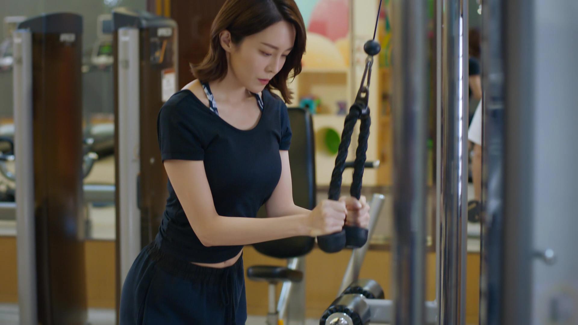 今晚第二集,張曦雯就有做gym look。