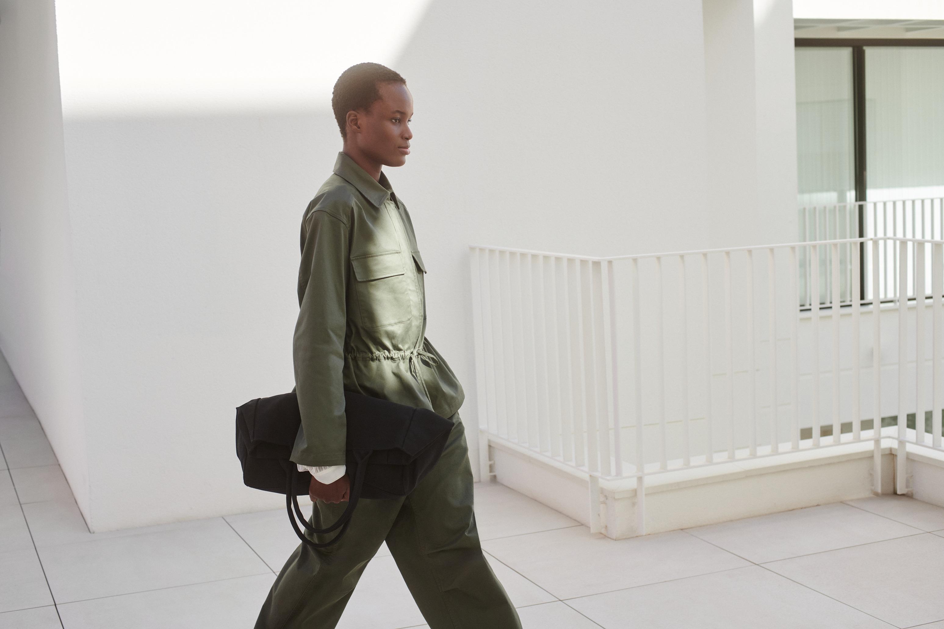 UNIQLO再度與著名英國時裝設計師Clare Waight Keller合作。