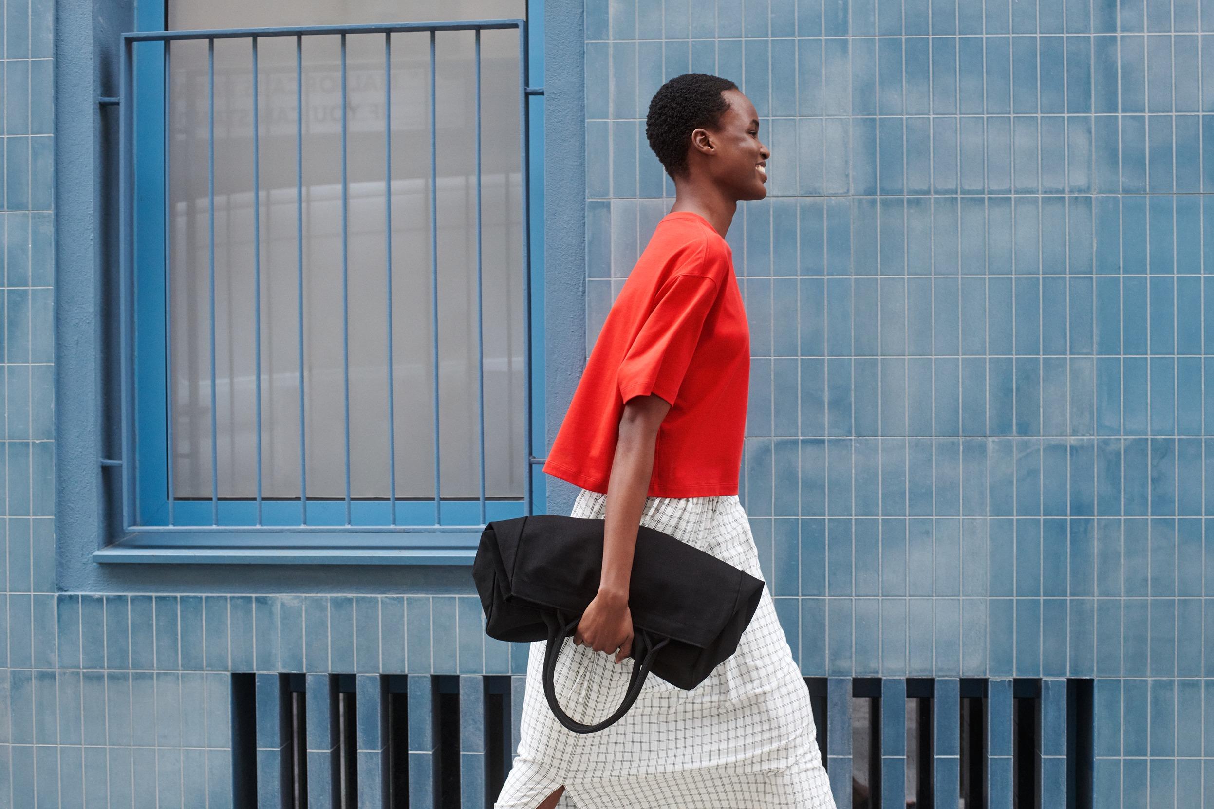 UNIQLO再度與著名英國時裝設計師Clare Waight Keller合作。