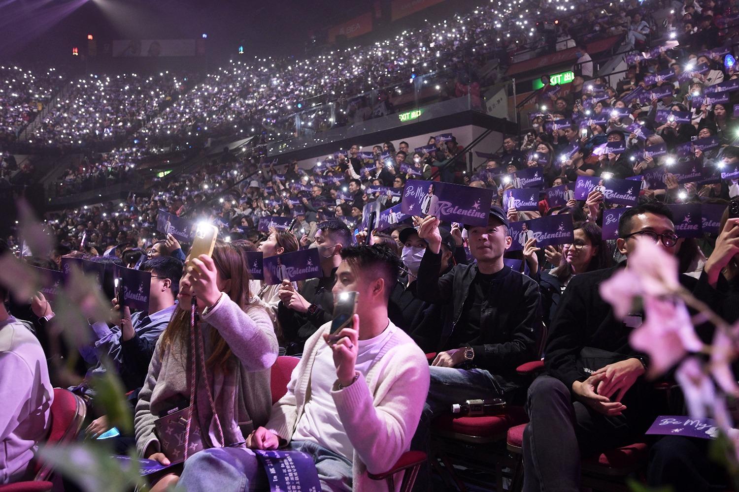 全場突然舉起手幅兼發起燈海,十分壯觀。