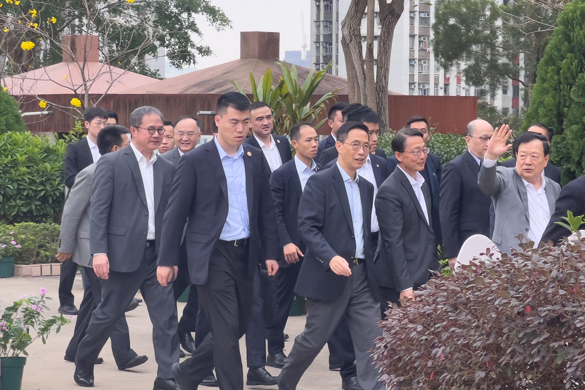 夏寶龍訪港第3日,下午在特首李家超陪同下參觀郊野公園。(林靄怡攝)