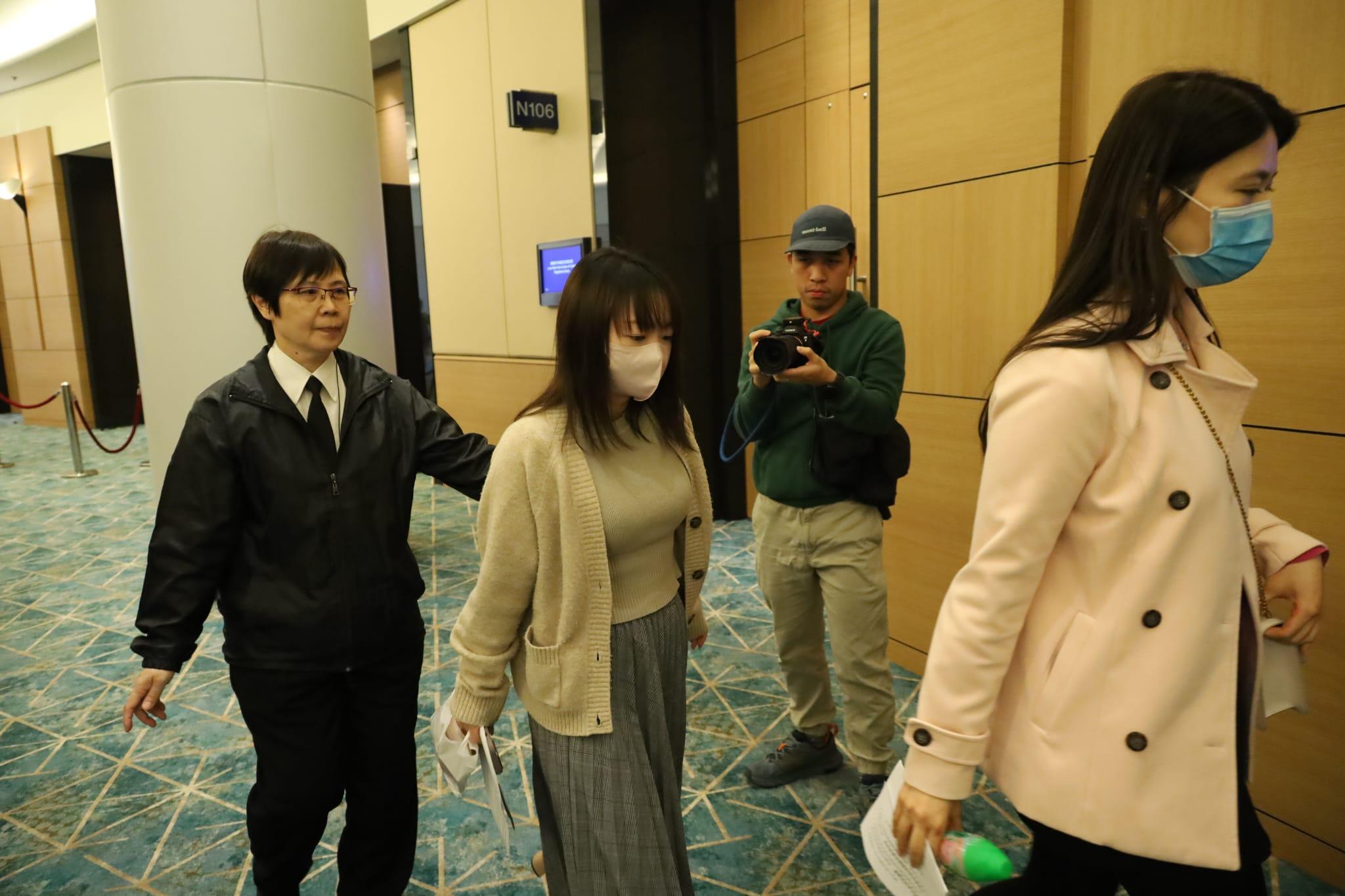 投得車牌的女子(中)未有回答記者提問。(鍾式明攝)