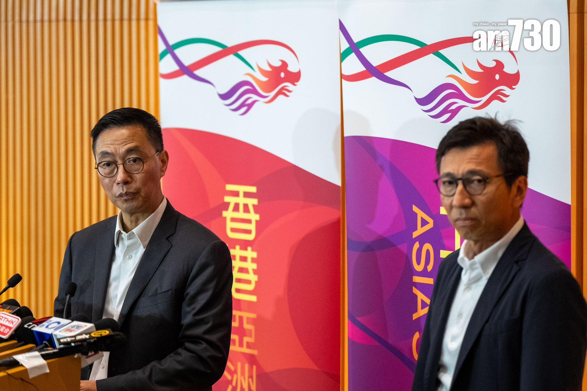 文體旅局局長楊潤雄和體育專員黃德森昨就美斯缺陣一事見傳媒。(林靄怡攝)