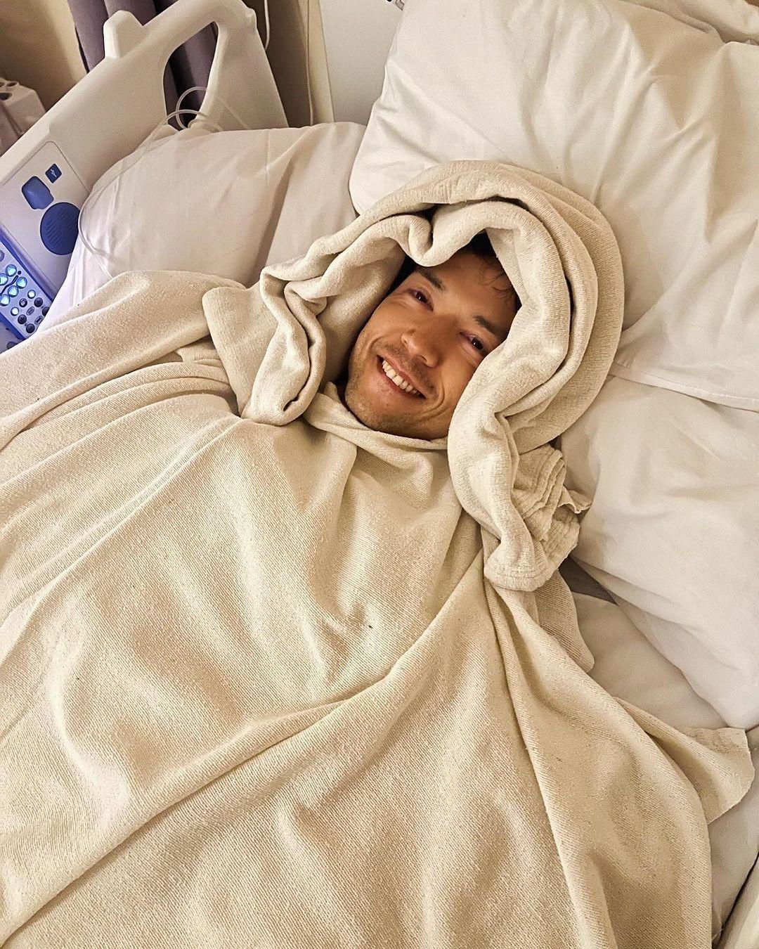 麥大力出PO自爆喺美國滑雪期間意外斷骨,傷勢嚴重。