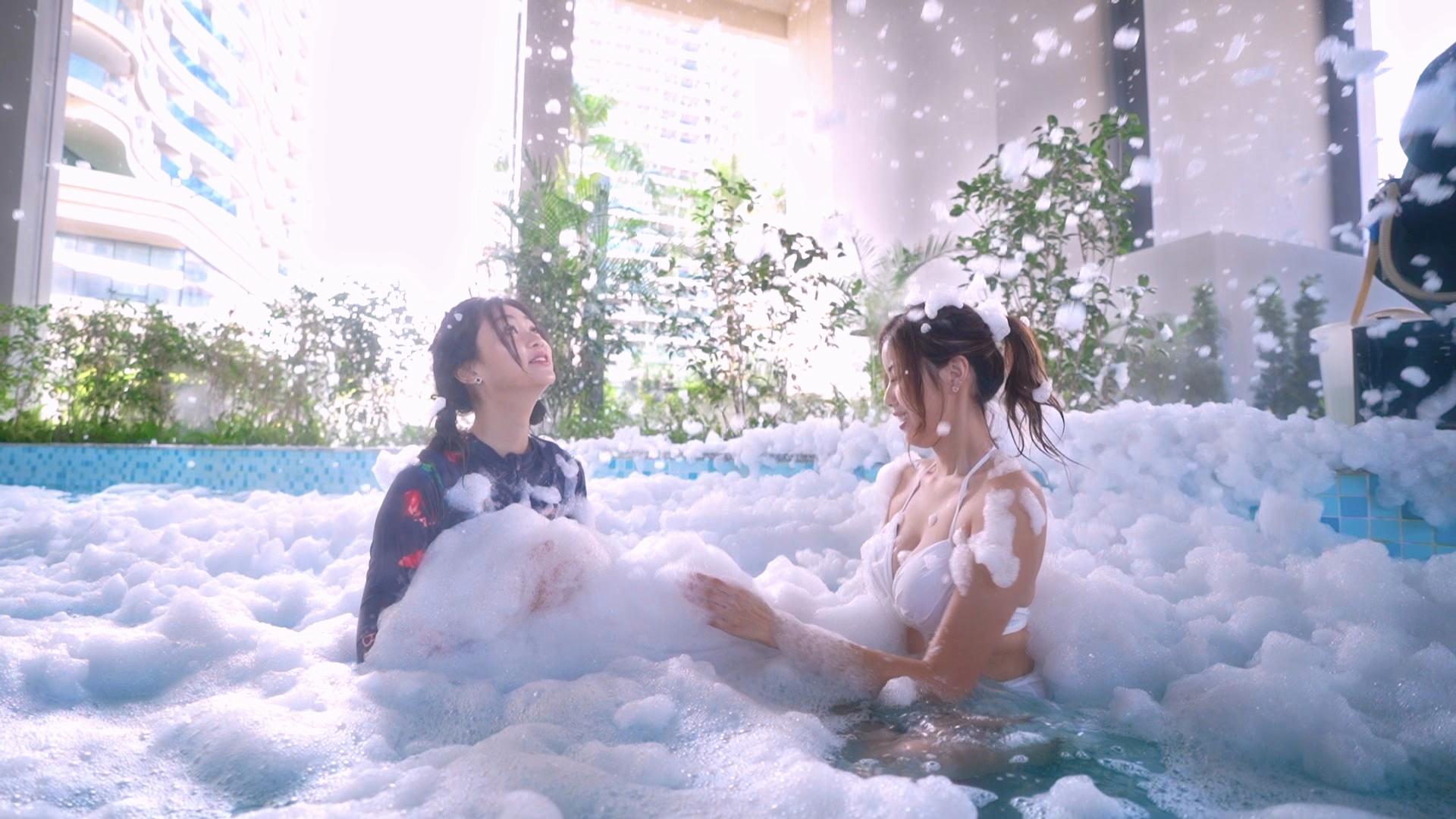 鄧凱文以泳裝呈現觀眾眼前,郭柏妍卻由頭包到落腳勁密實。