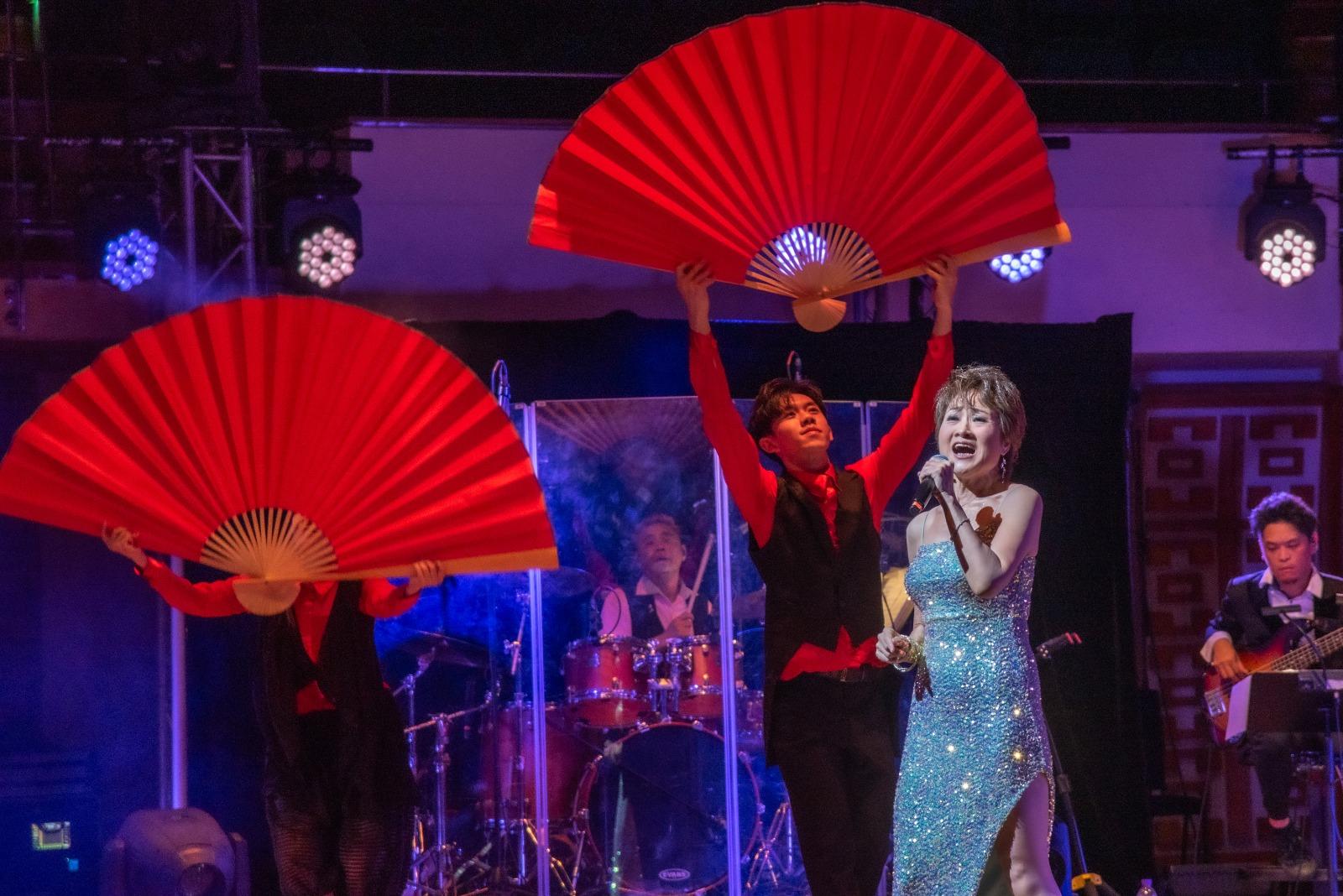 尤雅在文化中心大唱經典金曲。