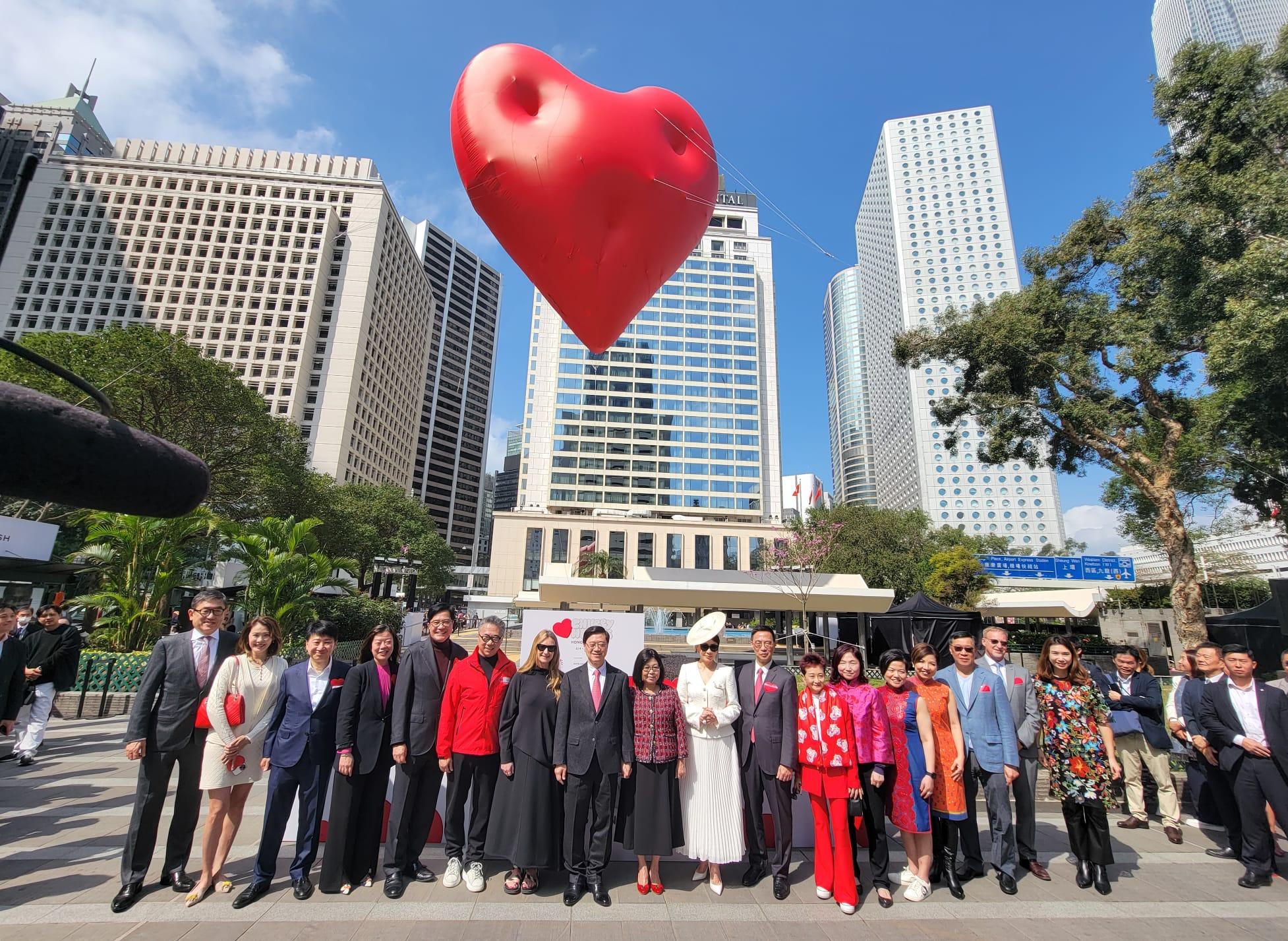 特首李家超、其夫人林麗嬋、文化體育及旅遊局局長楊潤雄,以及藝人劉嘉玲等今日出席活動開幕禮。(蘇文傑攝)