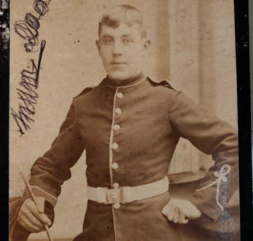 英國男子卜卡意外發現130年前曾祖母出軌,自己突然多了3000名意大利親戚。(網上圖片)