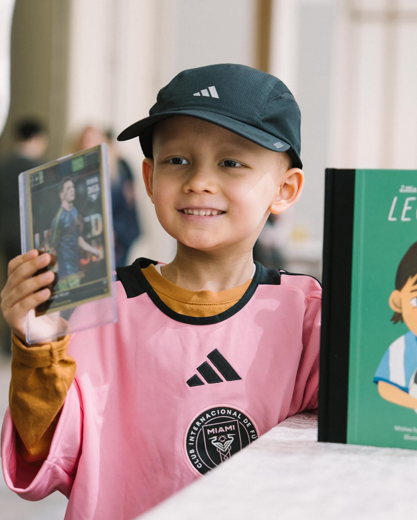 美斯、佐迪艾巴、布斯基斯與願望成真基金的兩位願望童親切合照 。(願望成真基金)