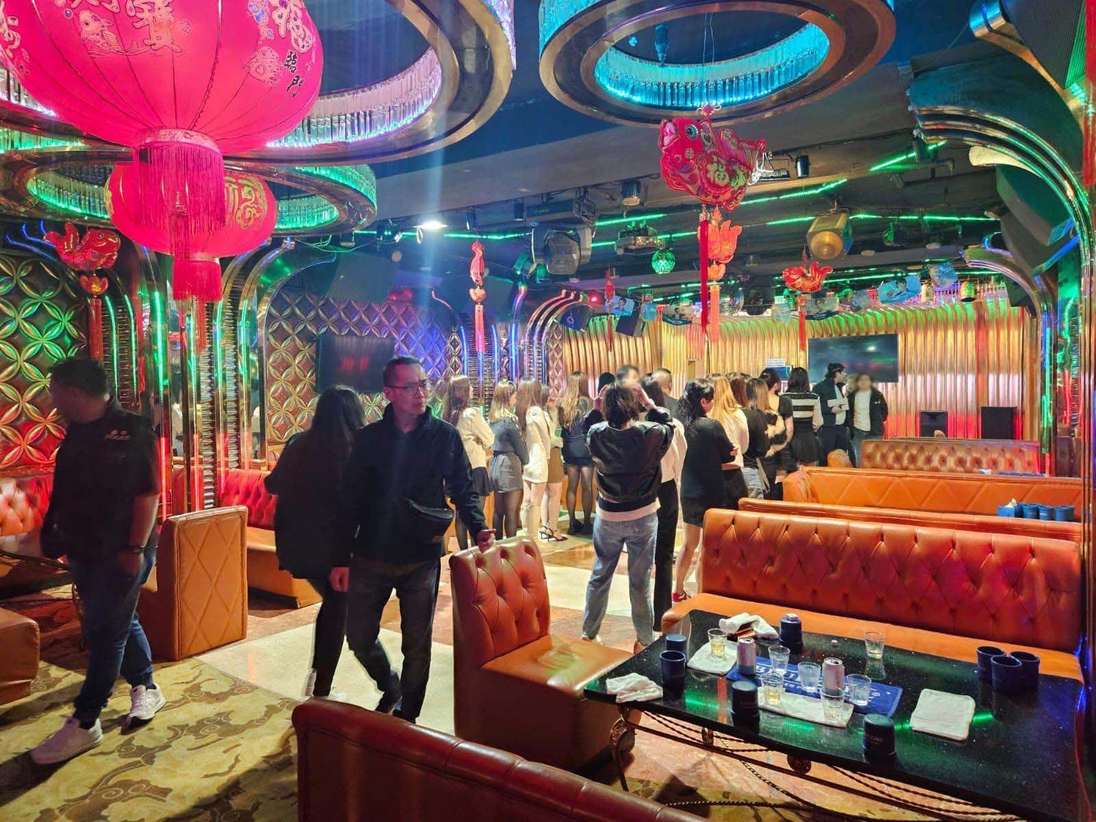 警方一連五日(2月1日至5日)在全港多區進行代號「犁庭掃穴」的執法行動,加強打擊三合會活動及堵截其收入來源,合共拘捕185人。(警方圖片)