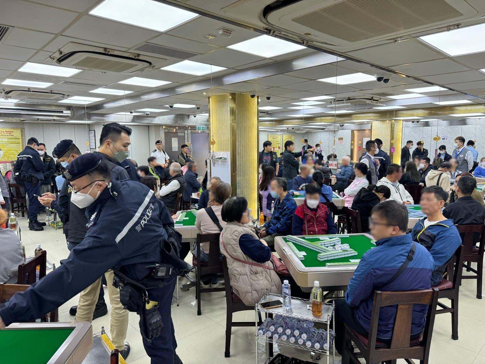 警方一連五日(2月1日至5日)在全港多區進行代號「犁庭掃穴」的執法行動,加強打擊三合會活動及堵截其收入來源,合共拘捕185人。(警方圖片)