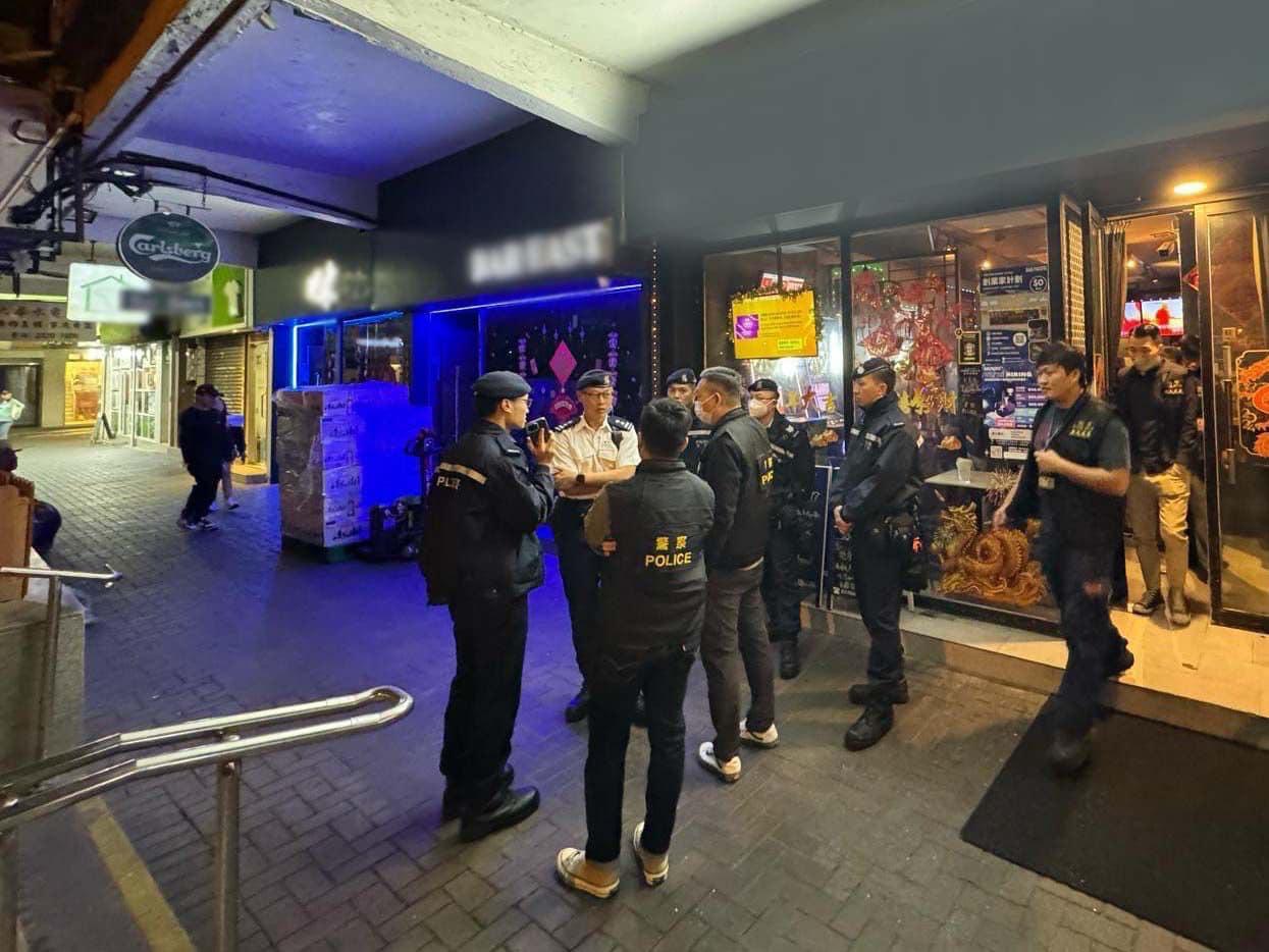 警方一連五日(2月1日至5日)在全港多區進行代號「犁庭掃穴」的執法行動,加強打擊三合會活動及堵截其收入來源,合共拘捕185人。(警方圖片)