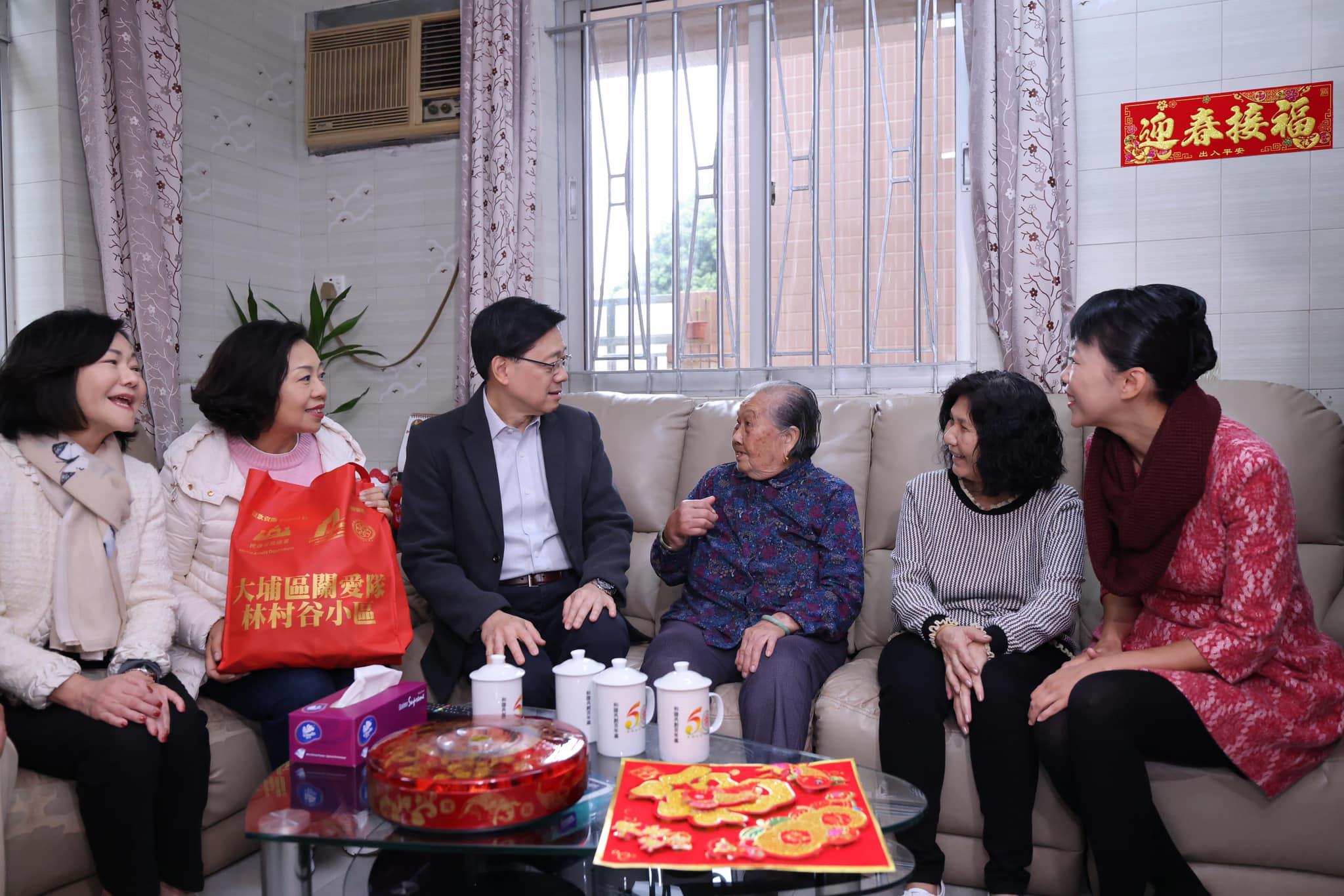 李家超林村拋寶牒祝香港龍騰新程 並率領關愛隊家訪送福袋